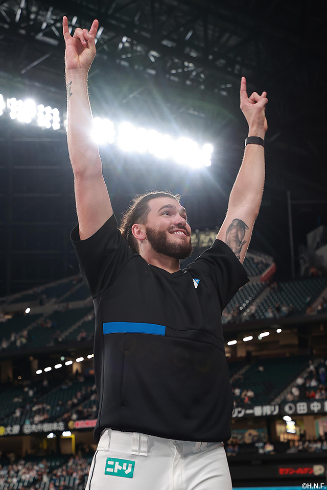 ファンへ挨拶するヒーローのポンセ投手