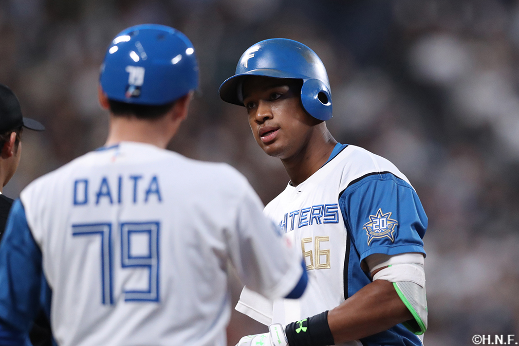 1回裏、センターへヒットを放った万波選手