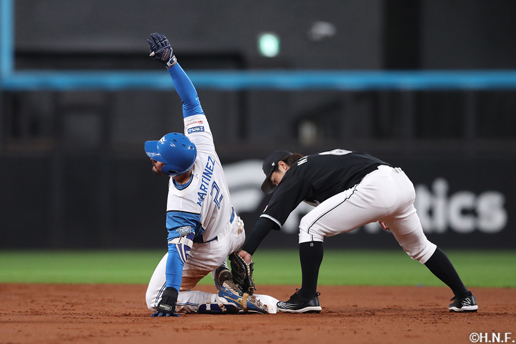 2回裏、センターへ二塁打を放ったマルティネス選手
