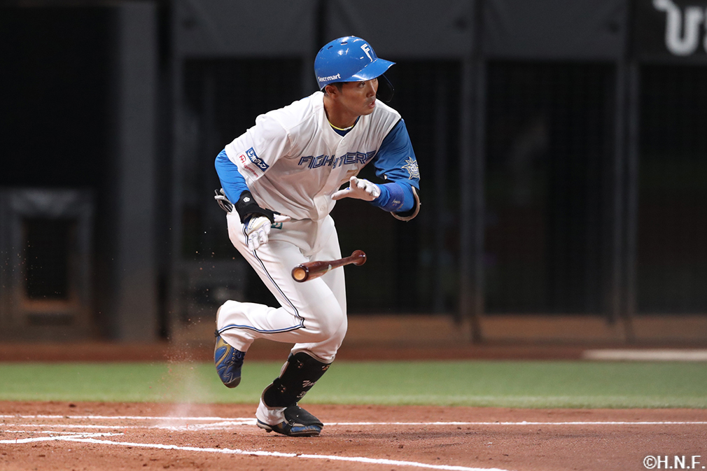 2回裏、センターへ先制の適時打を放つ谷内選手01