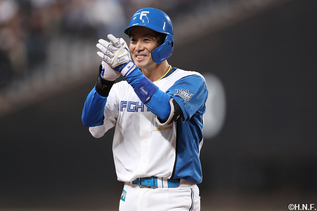 2回裏、センターへ先制の適時打を放つ谷内選手02