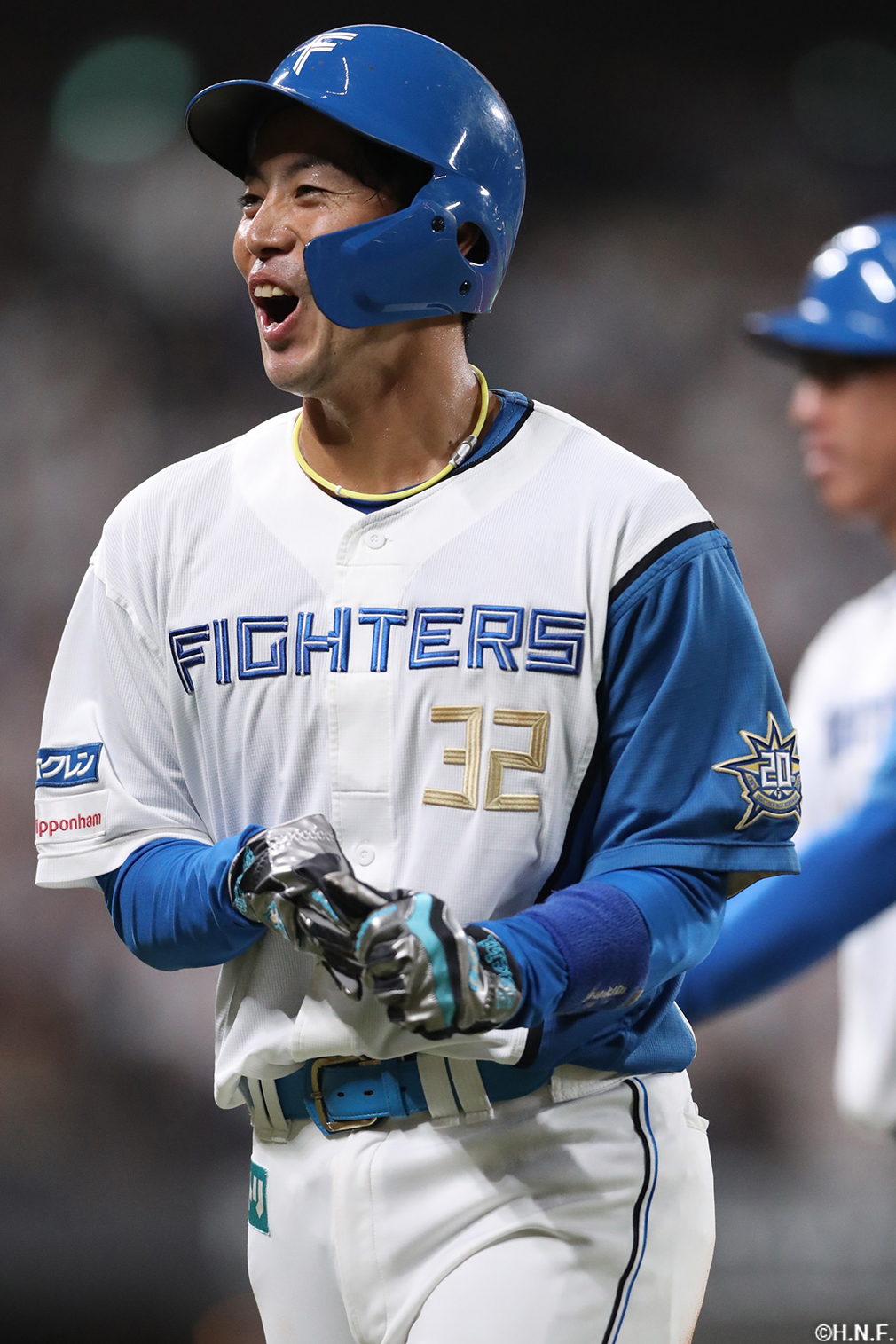 2回裏、センターへ先制の適時打を放つ谷内選手03