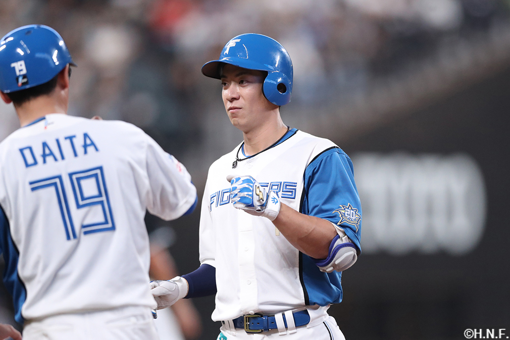 4回裏、レフトへヒットを放った松本剛選手