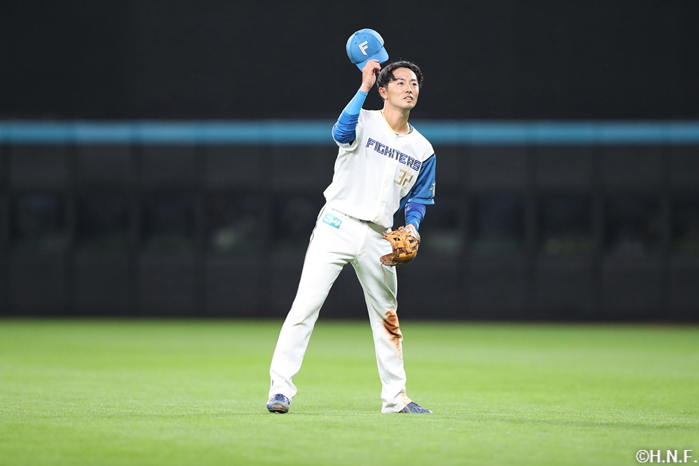 5回表、ファンへ最後の挨拶をする谷内選手