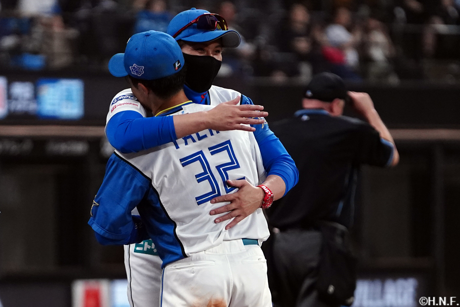 ベンチに下がる谷内選手を抱きしめる新庄監督