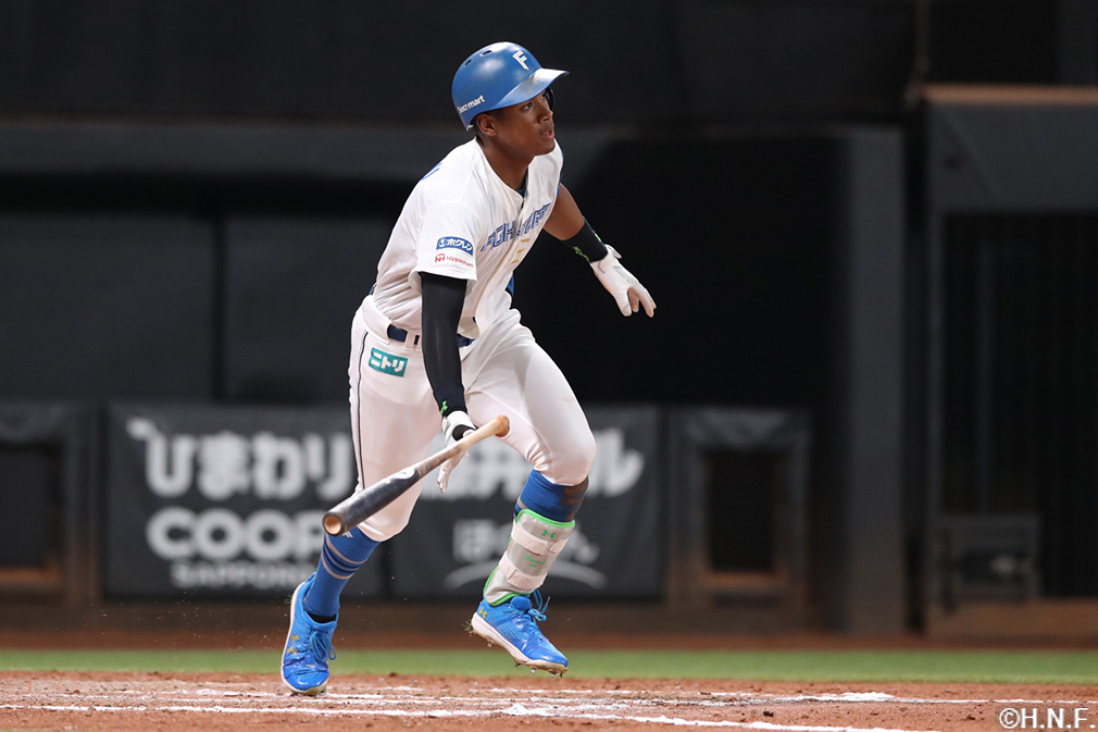8回裏、センターへヒットを放つ万波選手