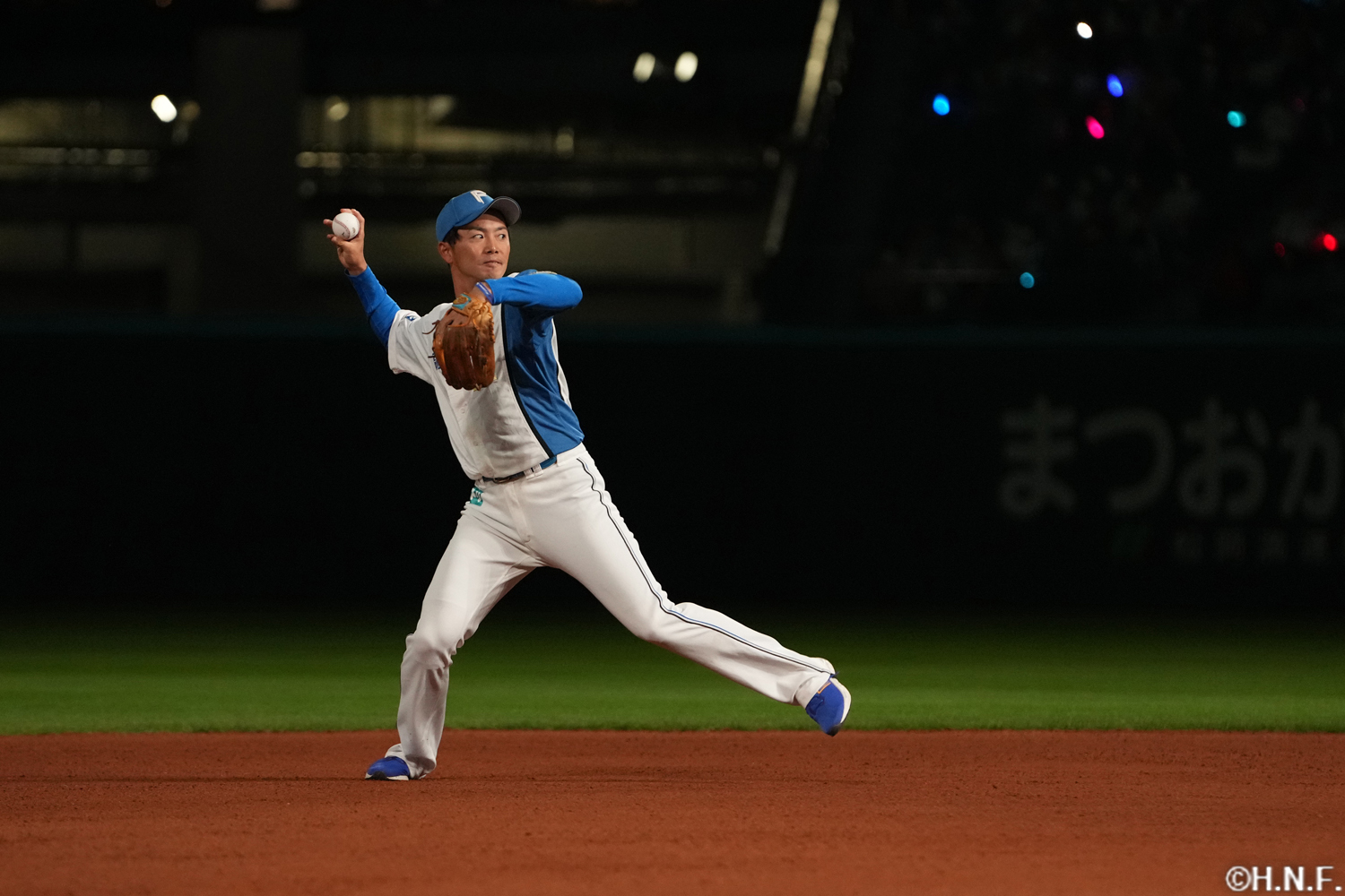 引退セレモニーで最後のノックを受ける谷内選手