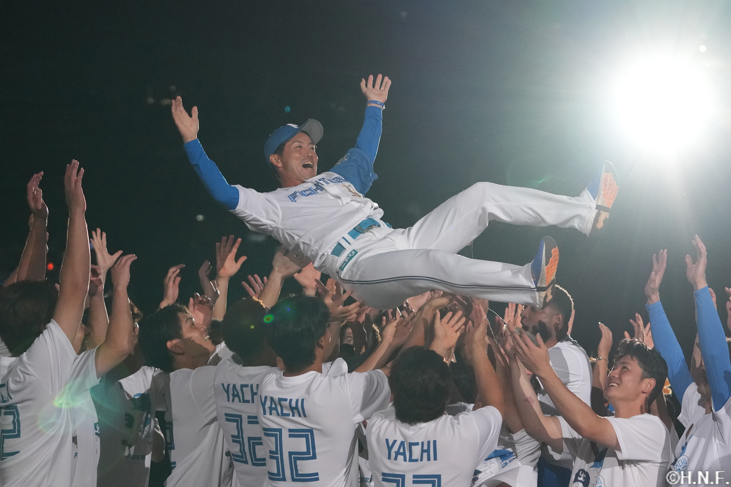 胴上げされる谷内選手