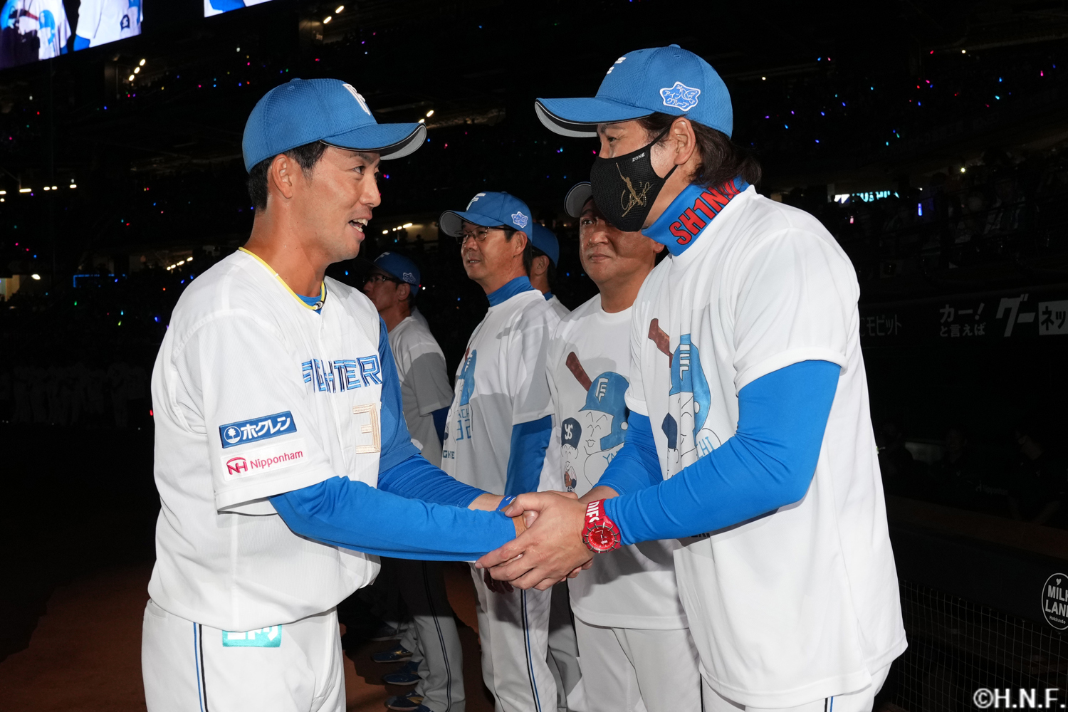 新庄監督と握手を交わす谷内選手