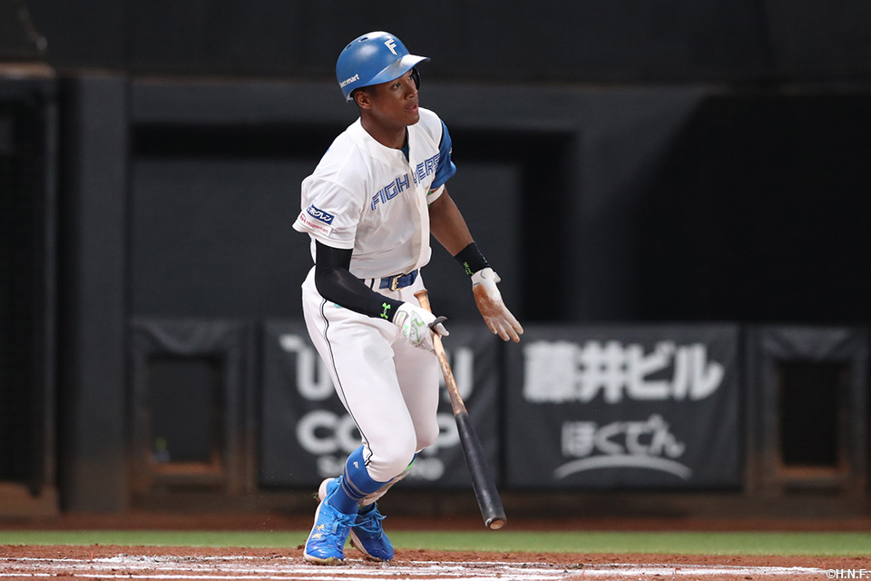 1回裏、二塁打を放つ万波選手01