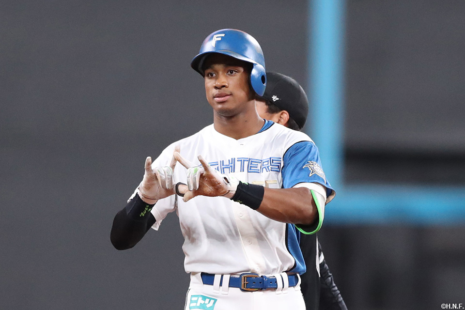 1回裏、二塁打を放つ万波選手02