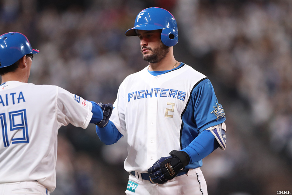 1回裏、同点となる敵失を誘ったマルティネス選手