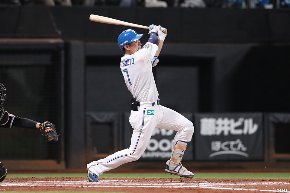 2回裏、ライトへヒットを放つ松本剛選手