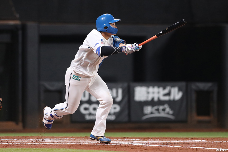 2回裏、センターへ勝ち越し適時打を放つ田宮選手