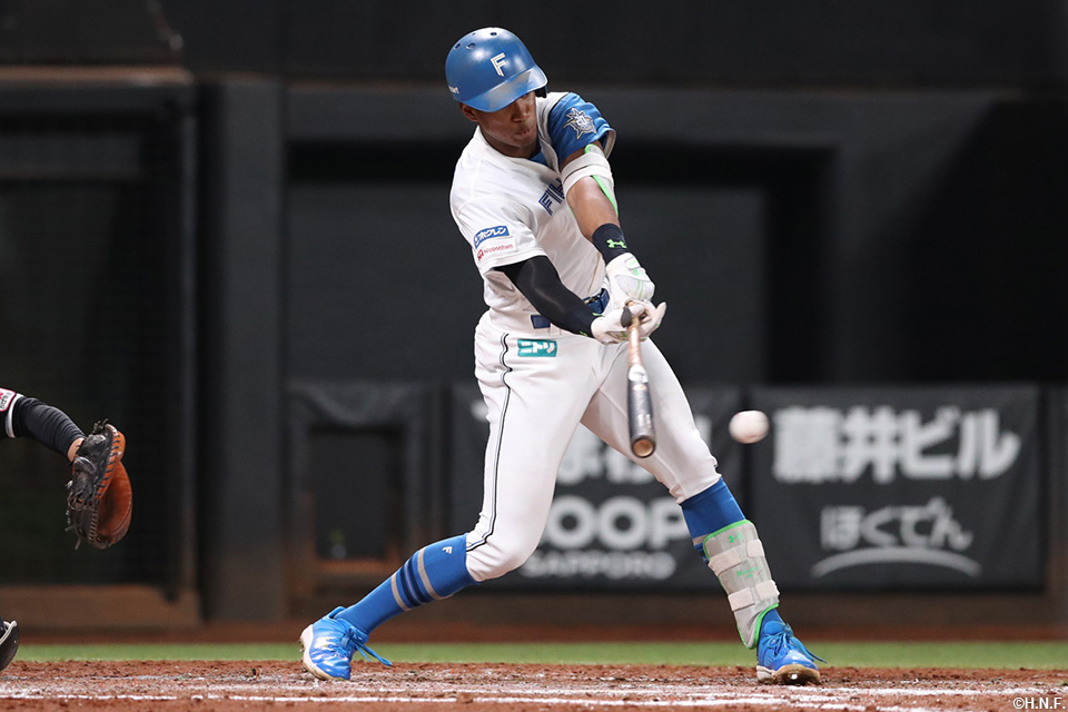 4回裏、レフトへ適時打を放つ万波選手