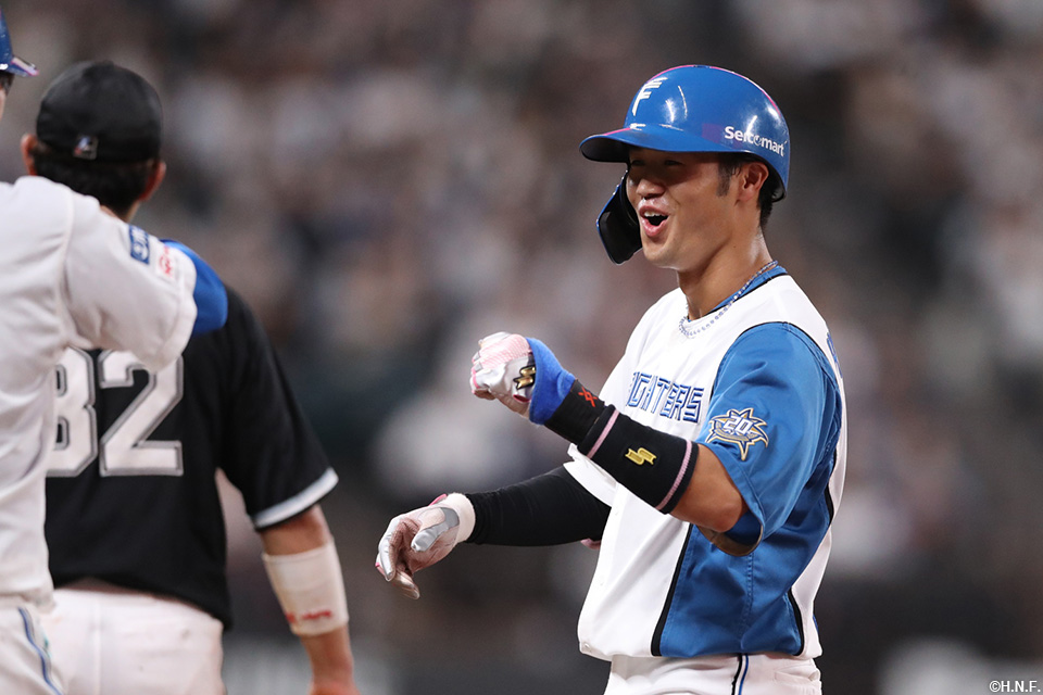 4回裏、レフトへ適時打を放った細川選手