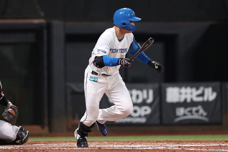 4回裏、センターへ適時打を放つ清宮選手