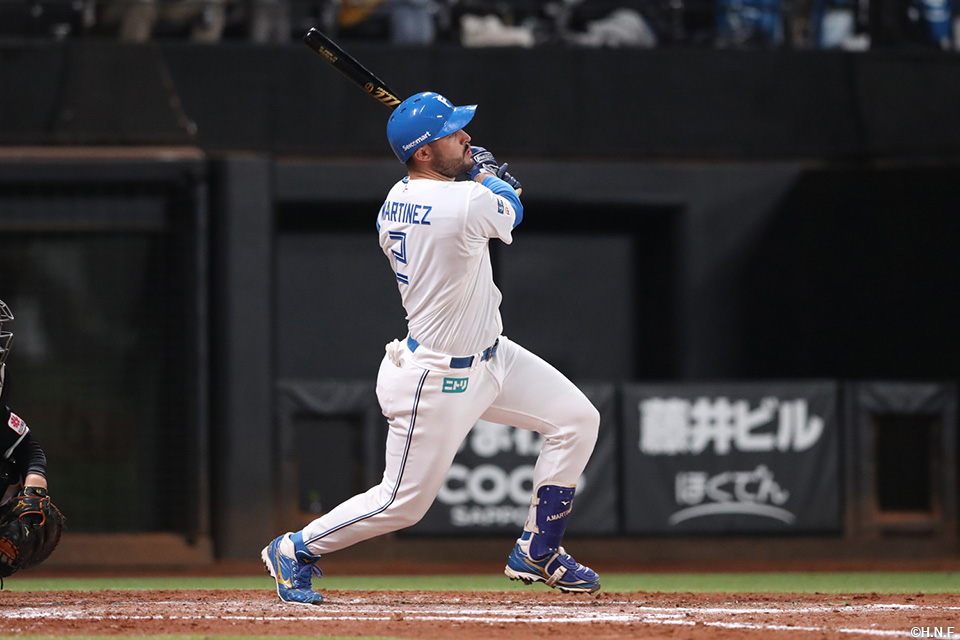 4回裏、レフトへ適時打を放つマルティネス選手