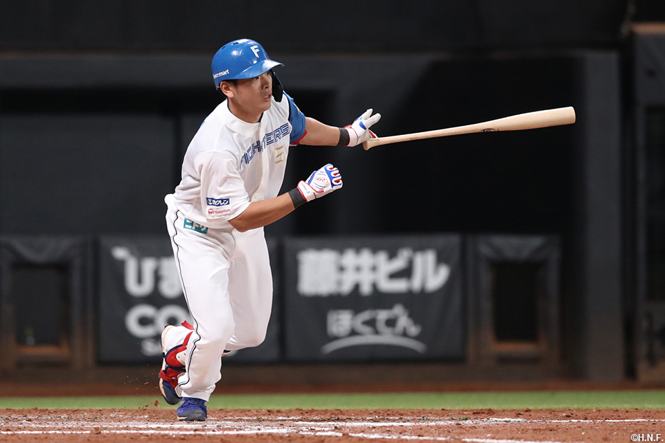 4回裏、ライトへ適時打を放つ野村選手