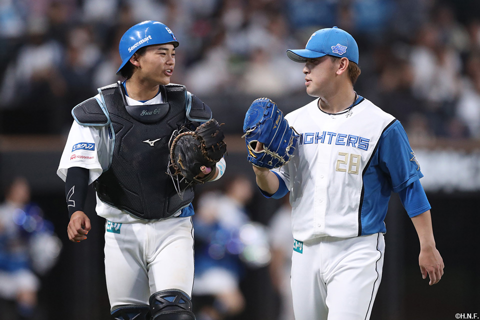 7回表を抑えた河野投手と田宮選手