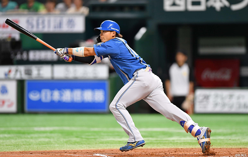 2回表、センターへ先制適時二塁打を放つ田宮選手