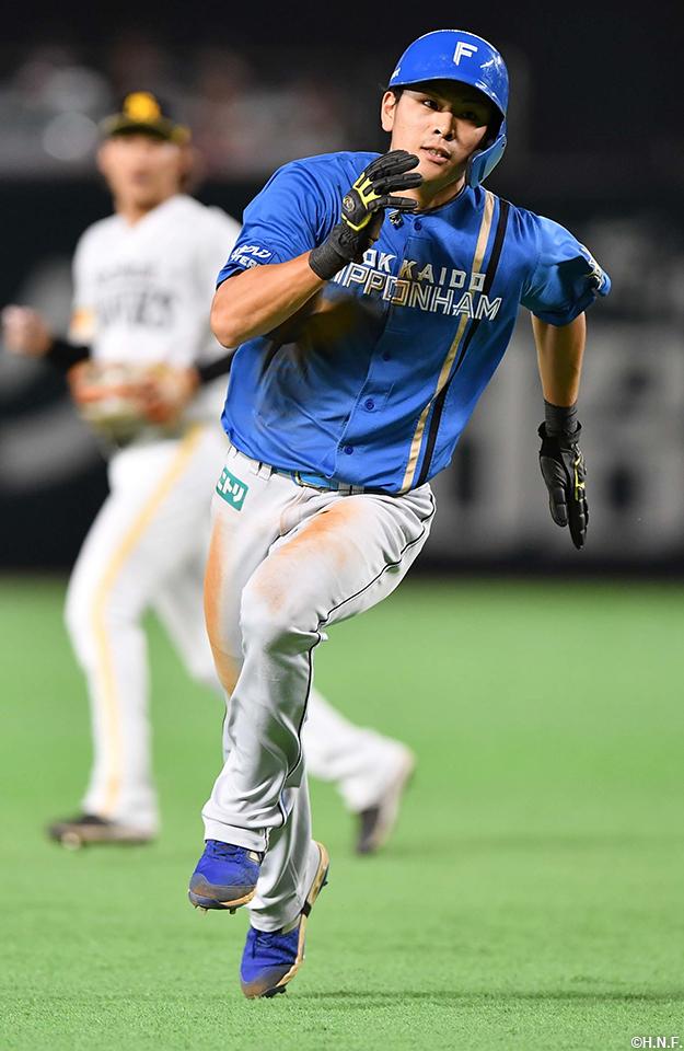 2回表、好走塁をみせる野村選手