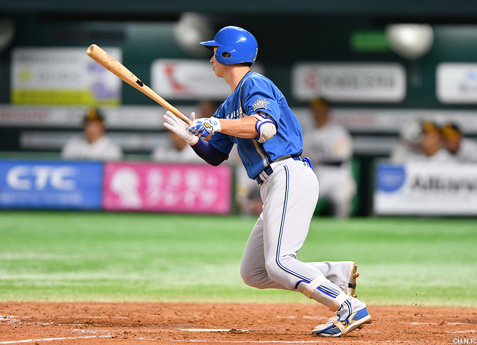 4回表、ライトへヒットを放つ松本剛選手