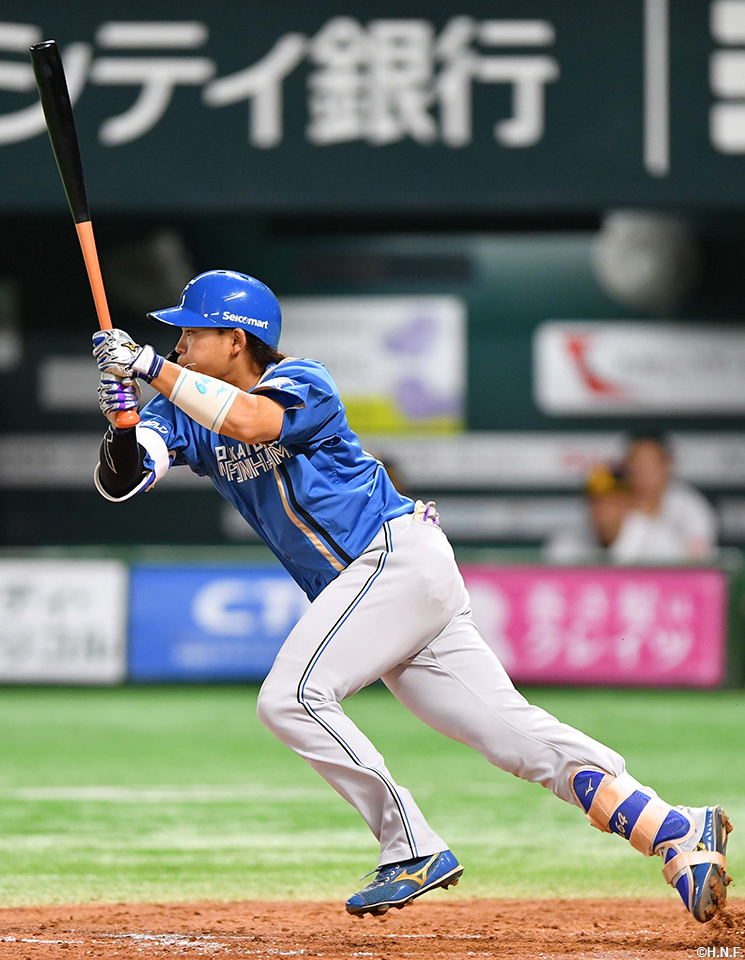 4回表、ライトへ適時打を放つ田宮選手01