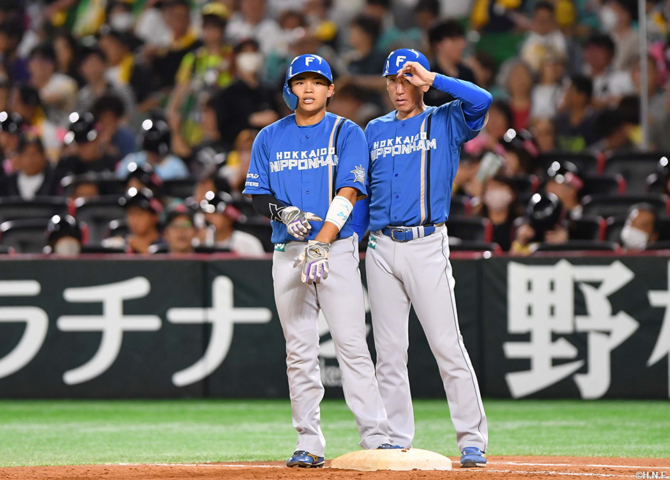 4回表、ライトへ適時打を放つ田宮選手02