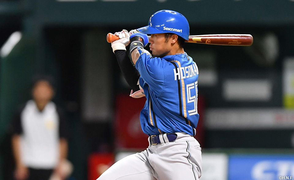 5回表、ライトへヒットを放つ細川選手