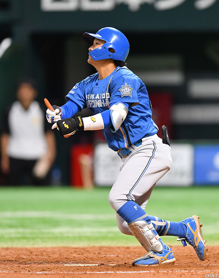 5回表、センターへヒットを放つ奈良間選手