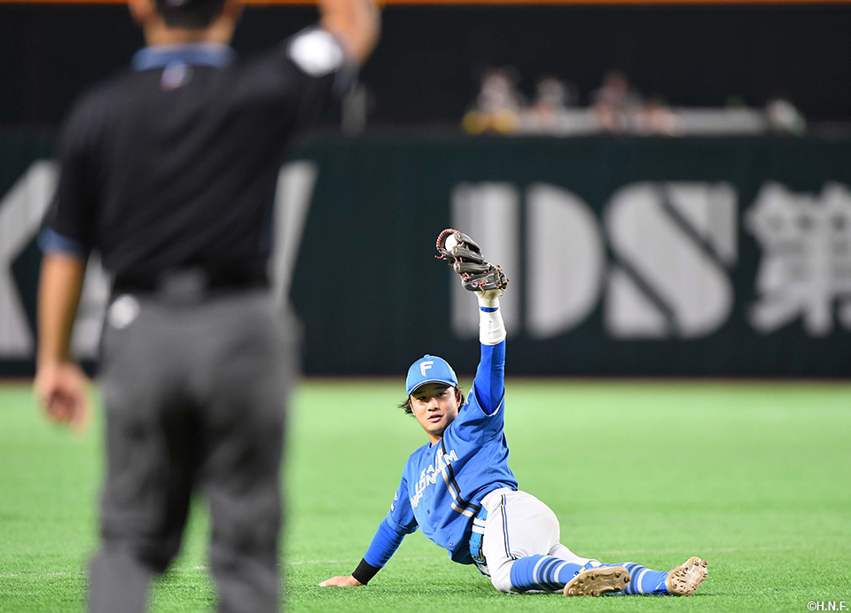 7回表、好守をみせる奈良間選手