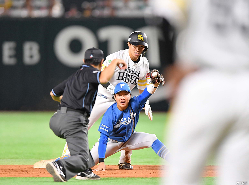 8回表、好守をみせる奈良間選手