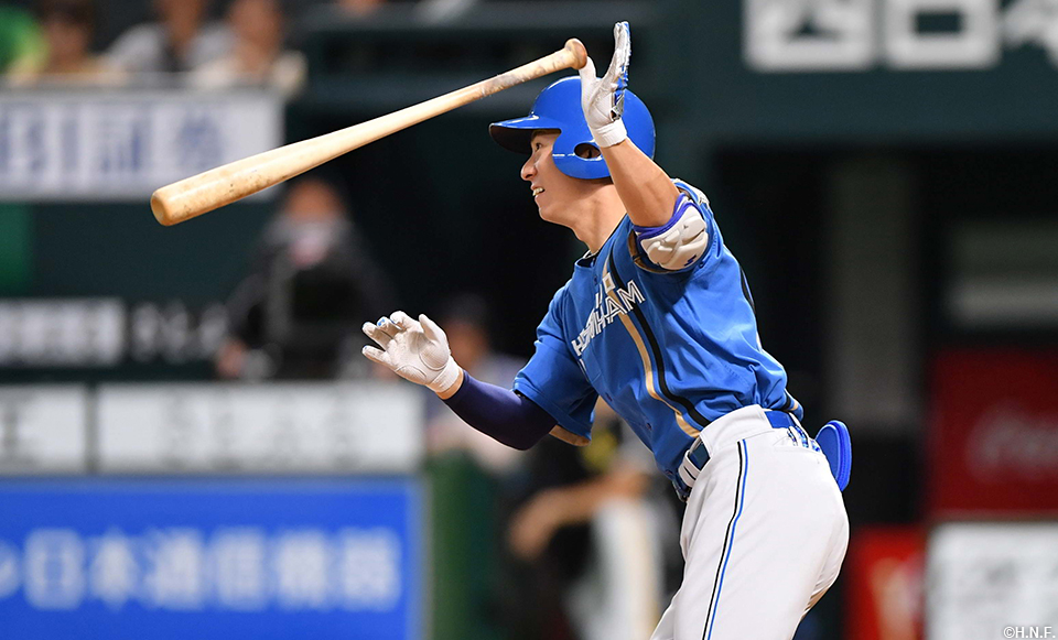 9回、センターへヒットを放つ松本剛選手