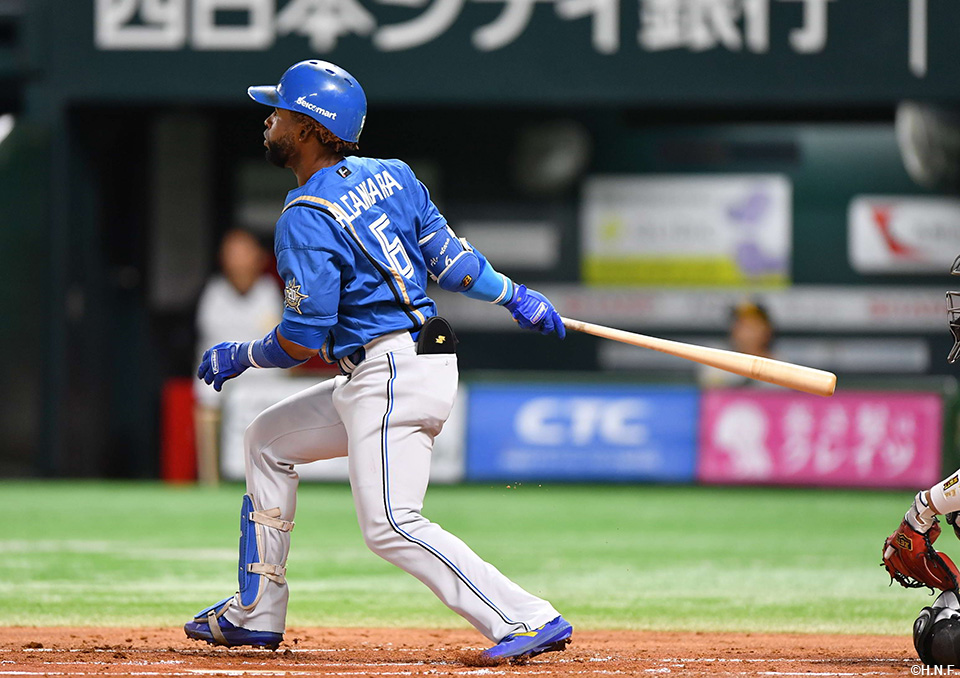 2回表、ライトスタンドへ先制本塁打を放つアルカンタラ選手01