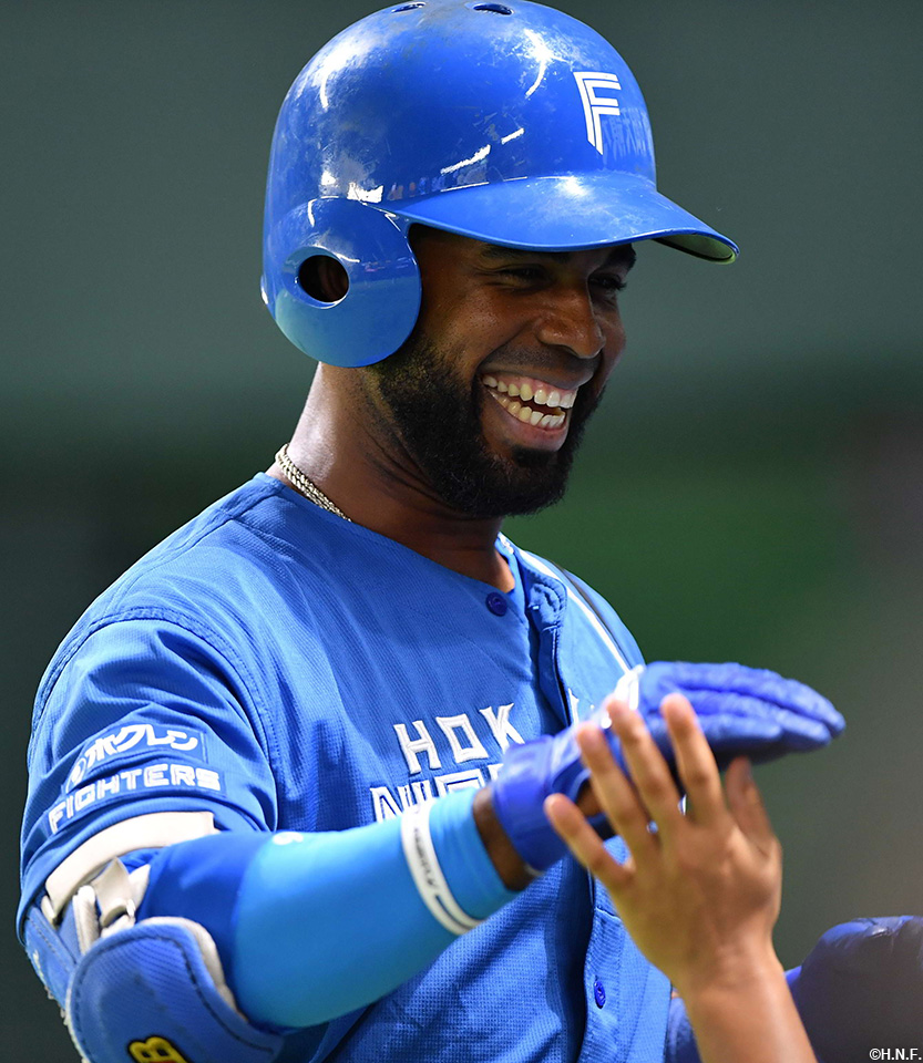 2回表、ライトスタンドへ先制本塁打を放つアルカンタラ選手02