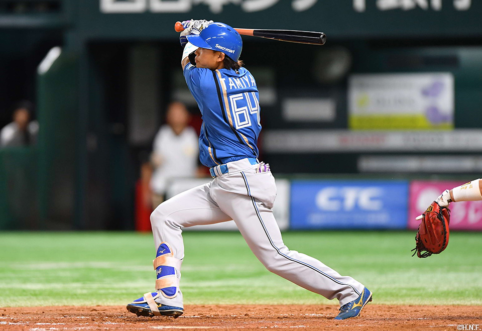 3回表、ライトスタンドへ逆転3ランを放つ田宮選手01