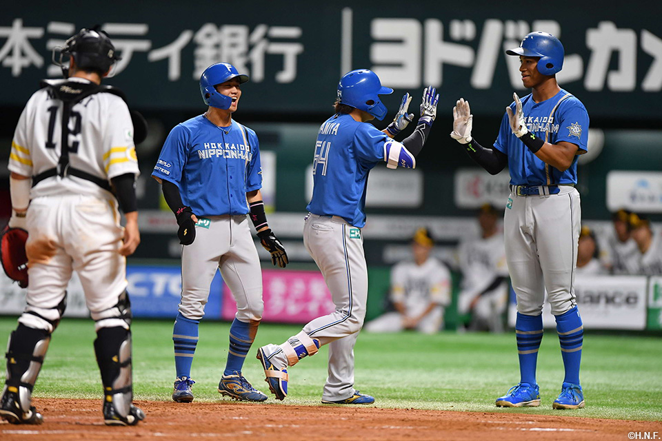 3回表、ライトスタンドへ逆転3ランを放つ田宮選手02