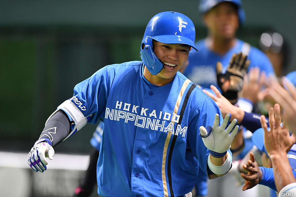 3回表、ライトスタンドへ逆転3ランを放つ田宮選手03