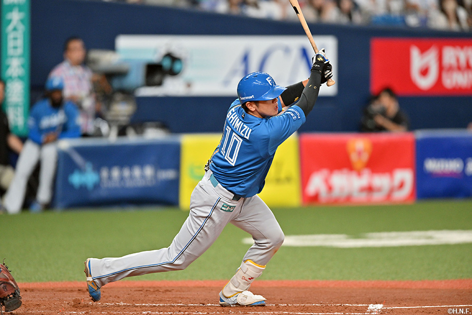 2回表、ライトへヒットを放つ清水選手