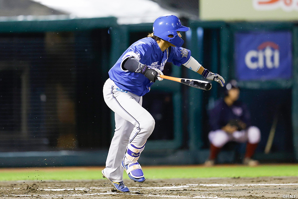 2回表、先制適時打を放つ田宮選手