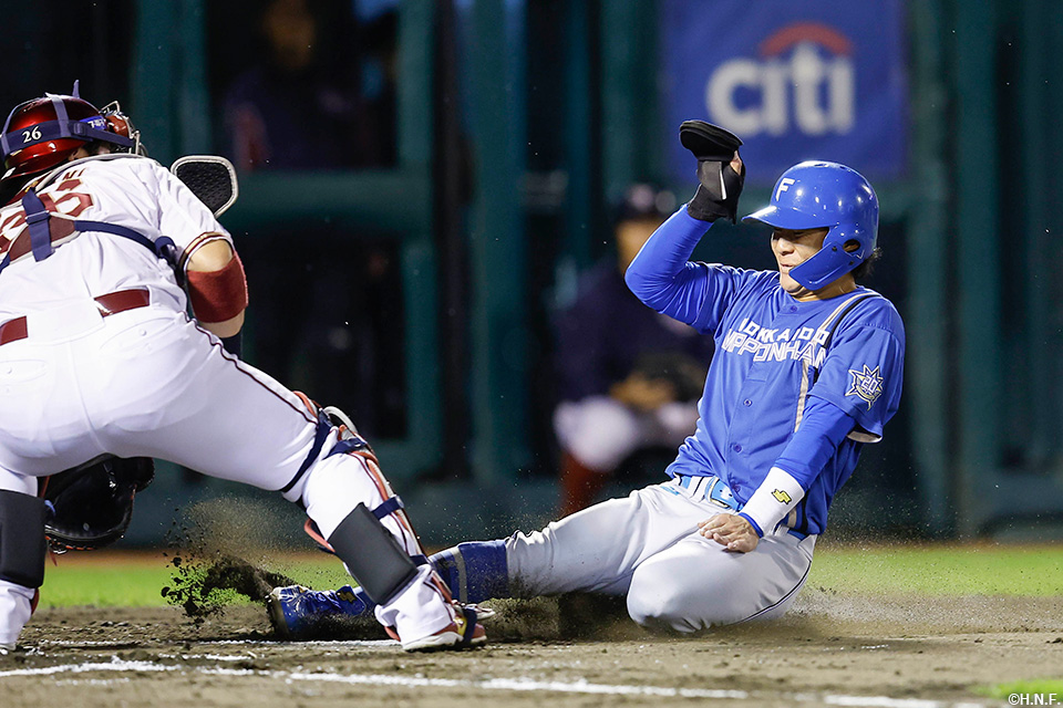 2回表、生還する奈良間選手