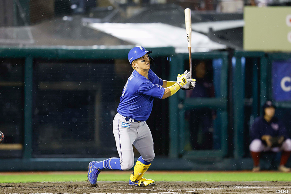 2回表、適時二塁打を放つ山田選手01