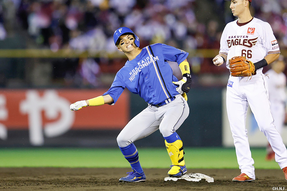 2回表、適時二塁打を放つ山田選手02