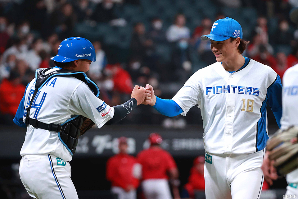 1回表を抑えた山﨑福投手と田宮選手
