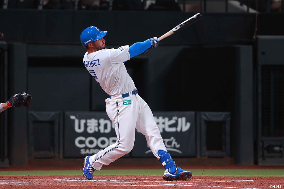 2回裏、レフトへヒットを放つマルティネス選手