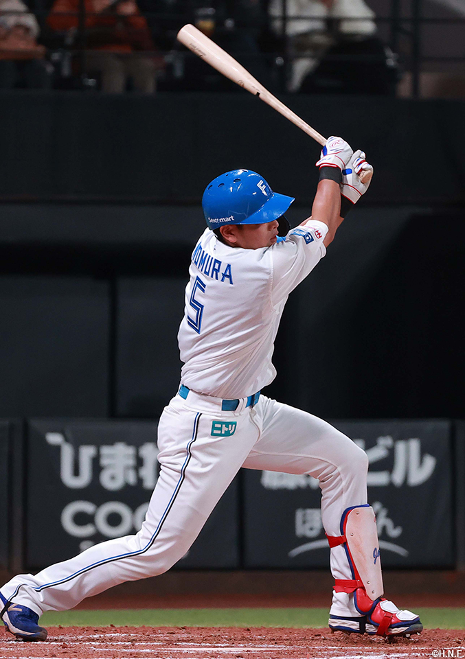 3回裏、二塁打を放つ野村選手