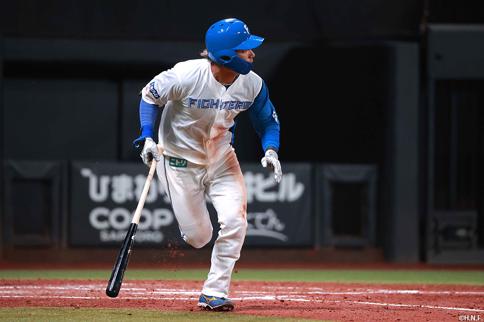3回裏、適時二塁打を放つ水野選手
