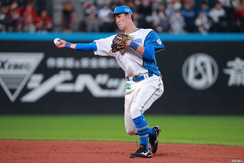 4回表、一塁へ送球する若林選手