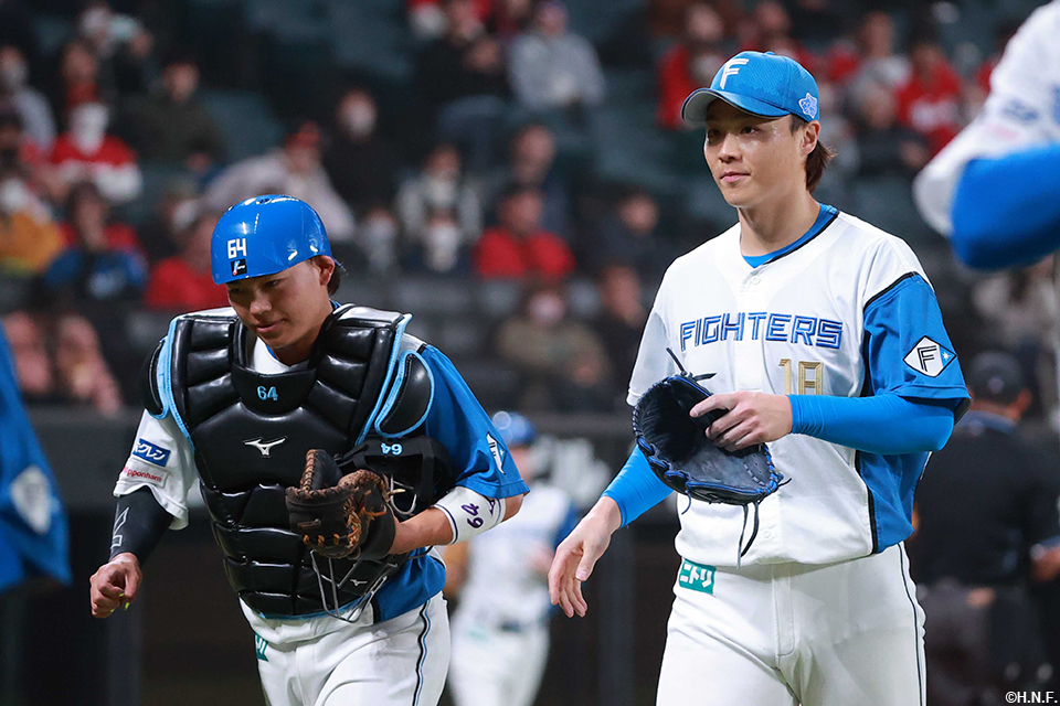 4回表を抑えた山﨑福投手と田宮選手